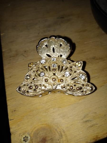 Hair clip its kinda heavy and looks siver