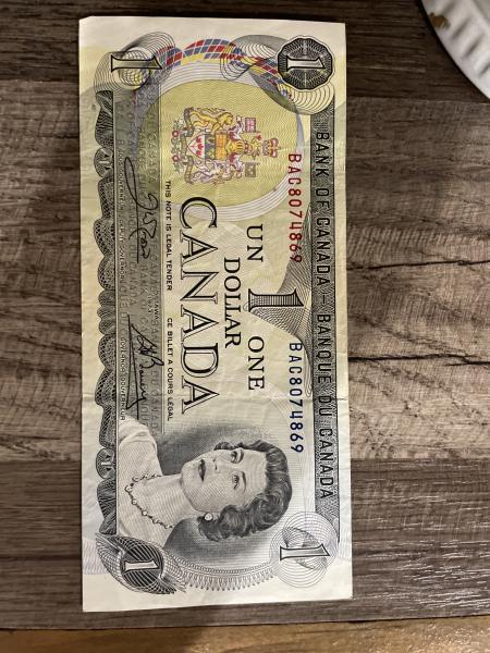 Un one Canadian dollar