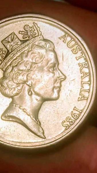 Australian 1985 one dollar coin with double raised…