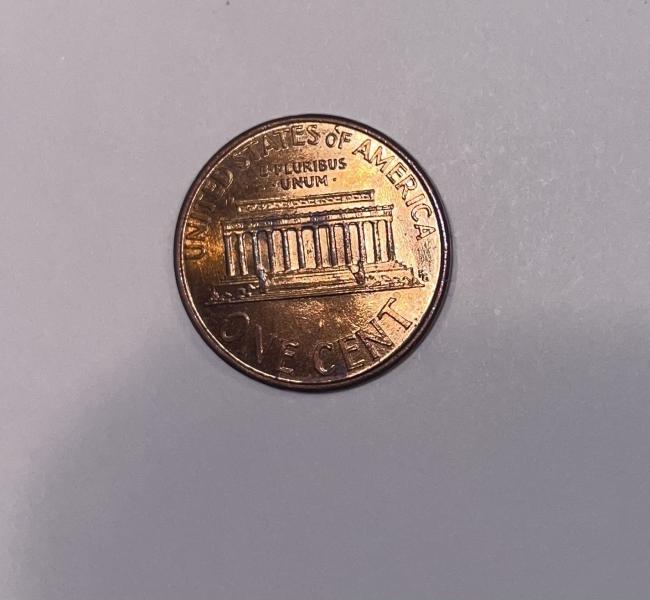 1999 penny, close/touching am