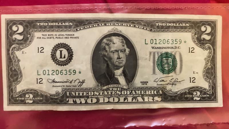 1976 $2 bill, L series, star after serial…